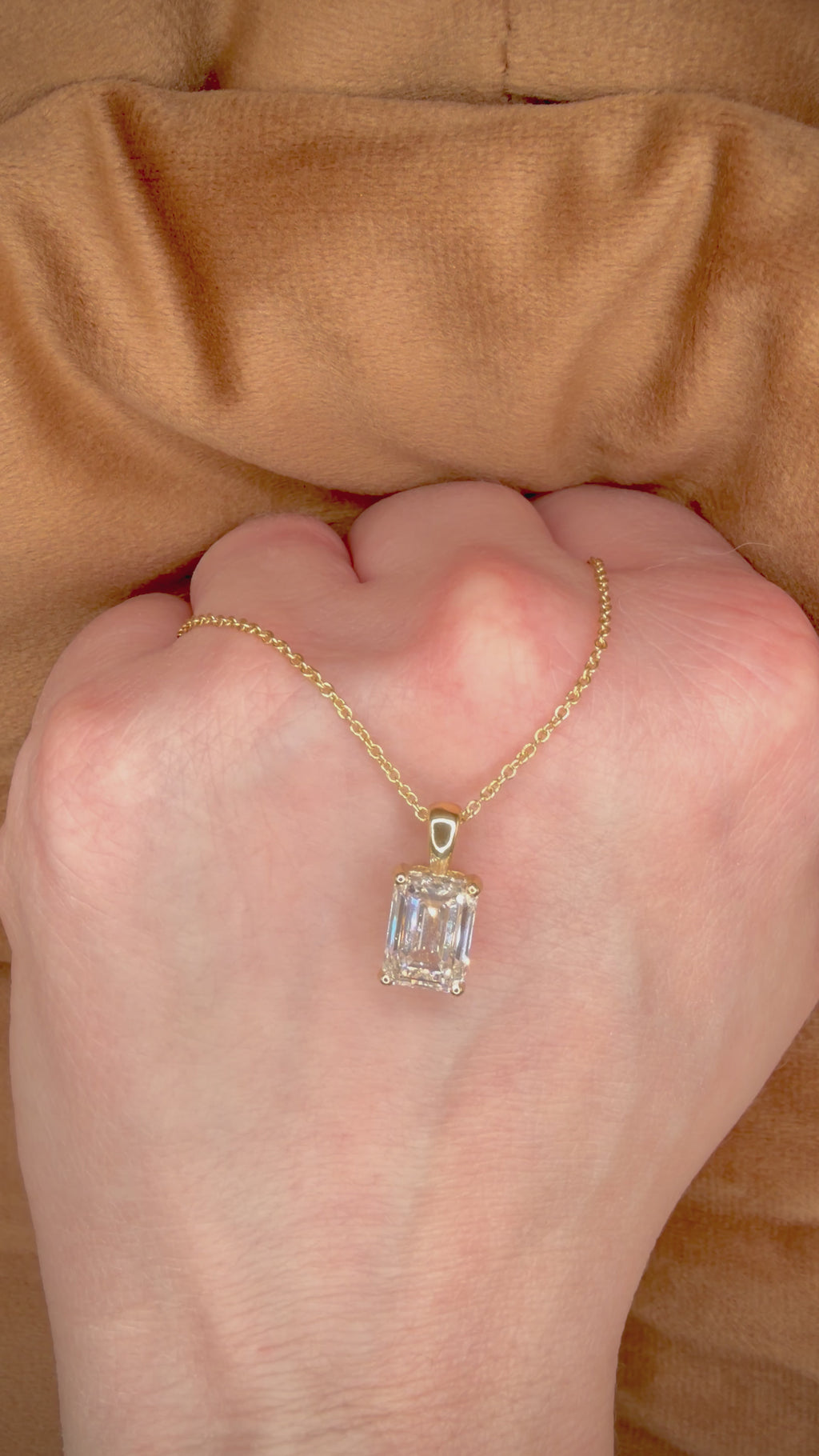 3,03 ct Emerald Cut -timanttikaulakoru – F/VVS2 – 14K keltakulta – IGI kämmenselän päällä videolla