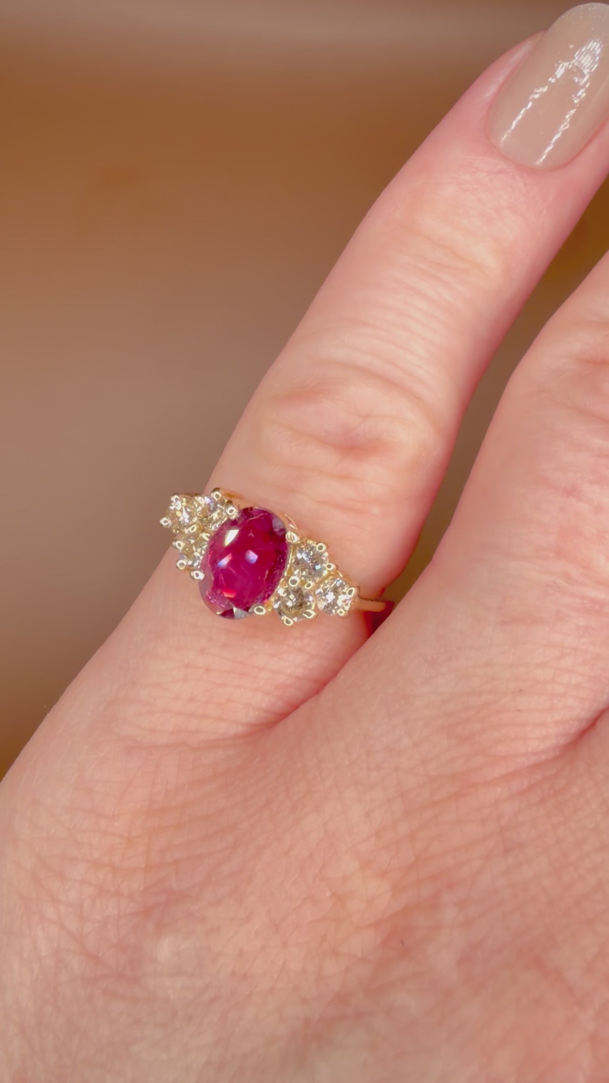 Luonnonrubiini- ja timanttisormus 1,15 ct – 14K keltakulta, HRD sormessa videolla
