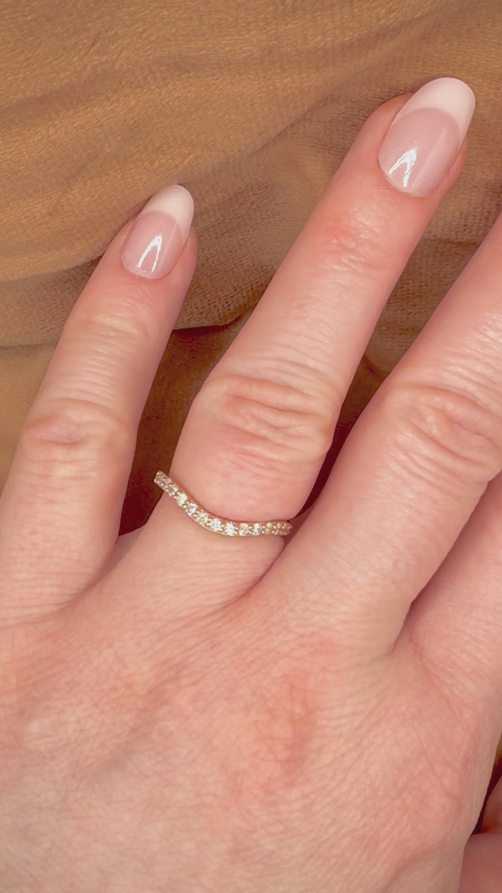 Kaartuva timanttisormus 0,08 ct – 14K ruusukulta | HRD sormessa videolla