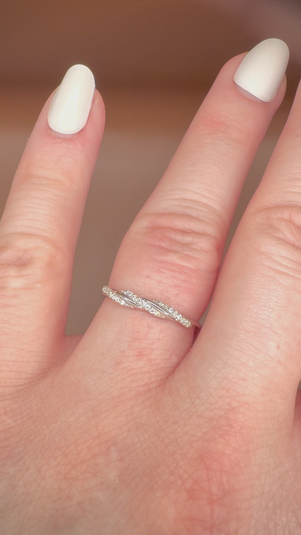 Timanttisormus 0,24 ct 14k valkokulta Italy videolla sormessa