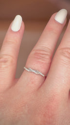 Timanttisormus 0,24 ct 14k valkokulta Italy videolla sormessa