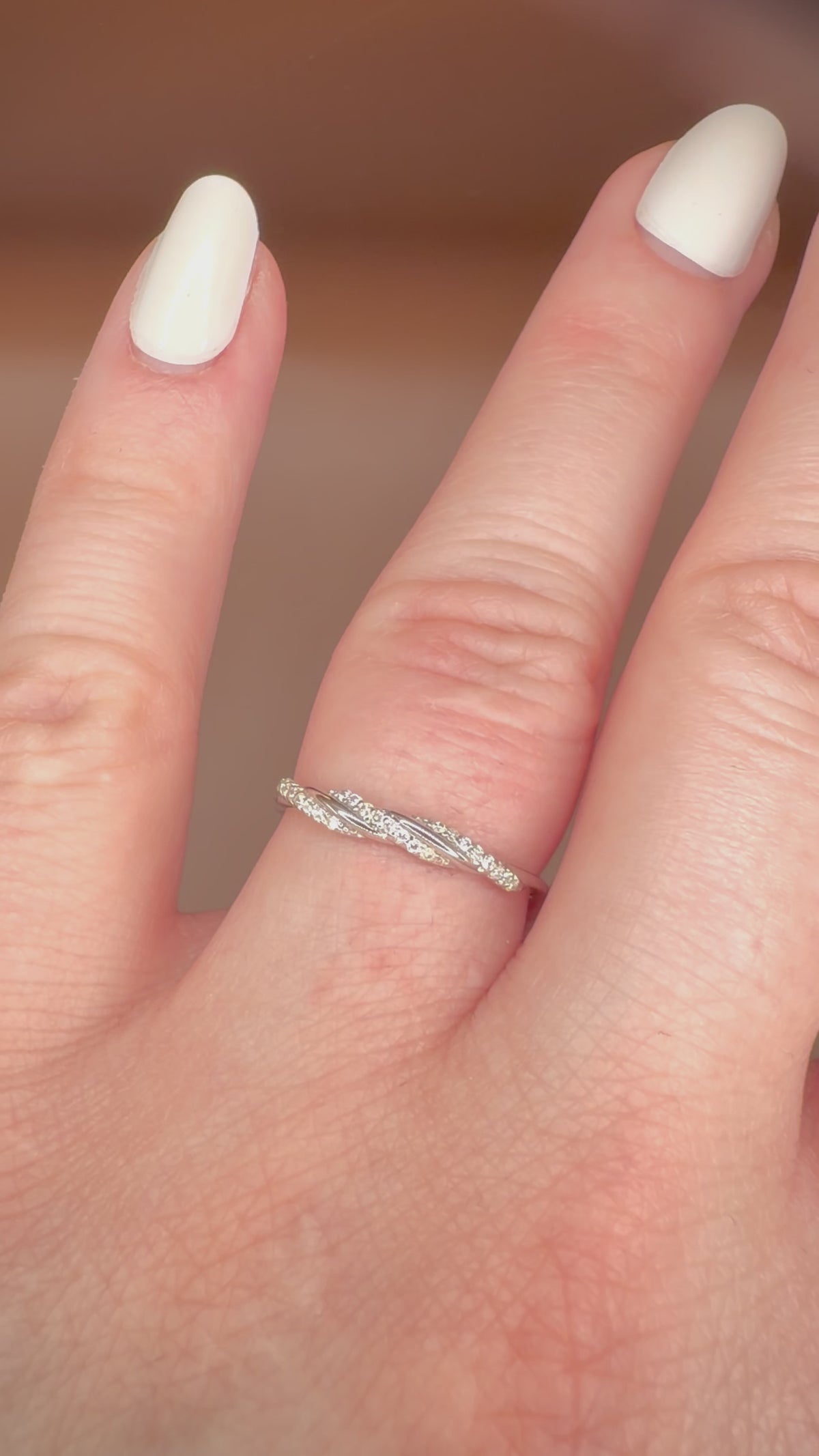 Timanttisormus 0,24 ct 14k valkokulta Italy videolla sormessa