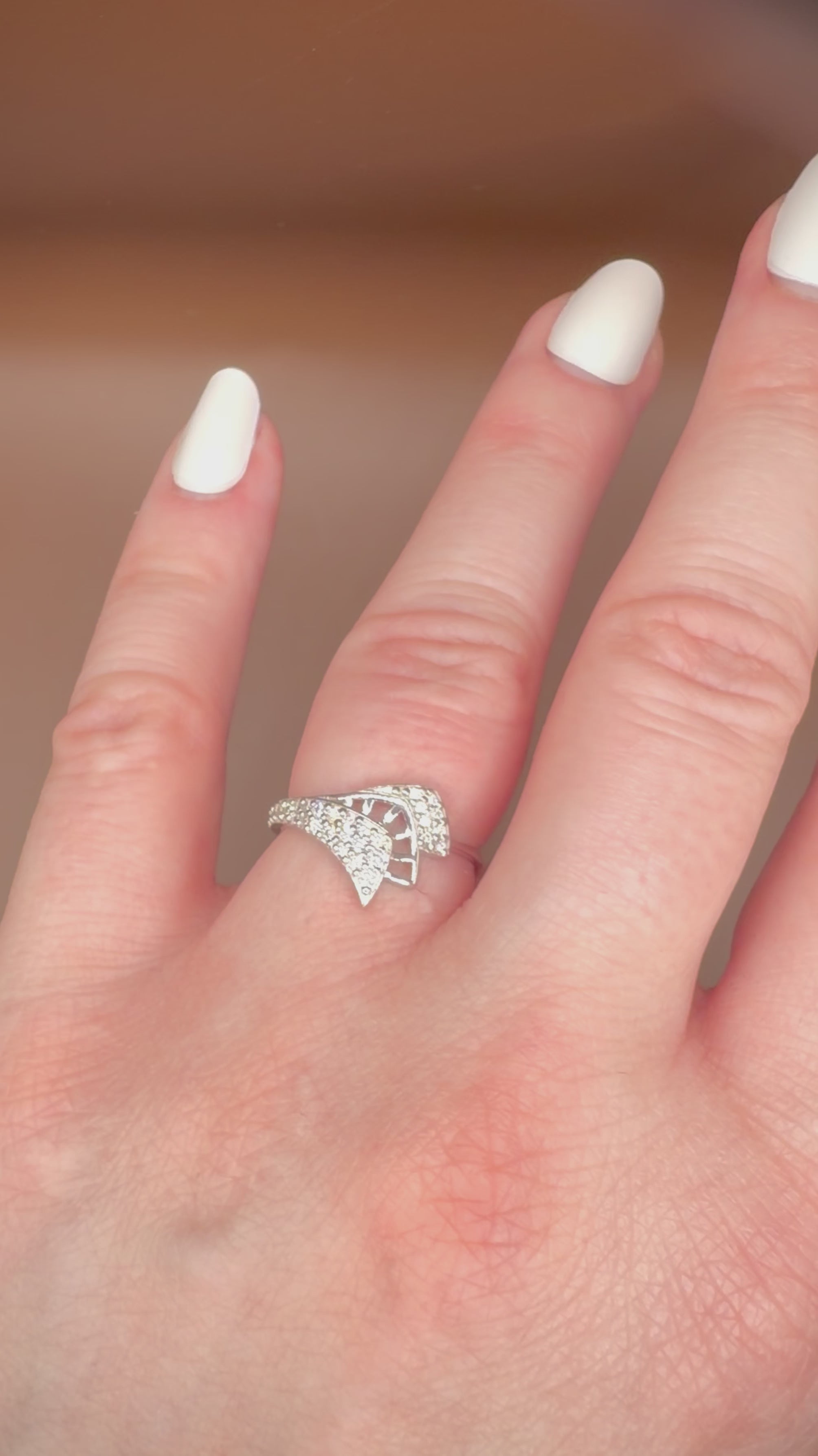 14K valkokultainen timanttisormus 0,40 ct videolla sormessa