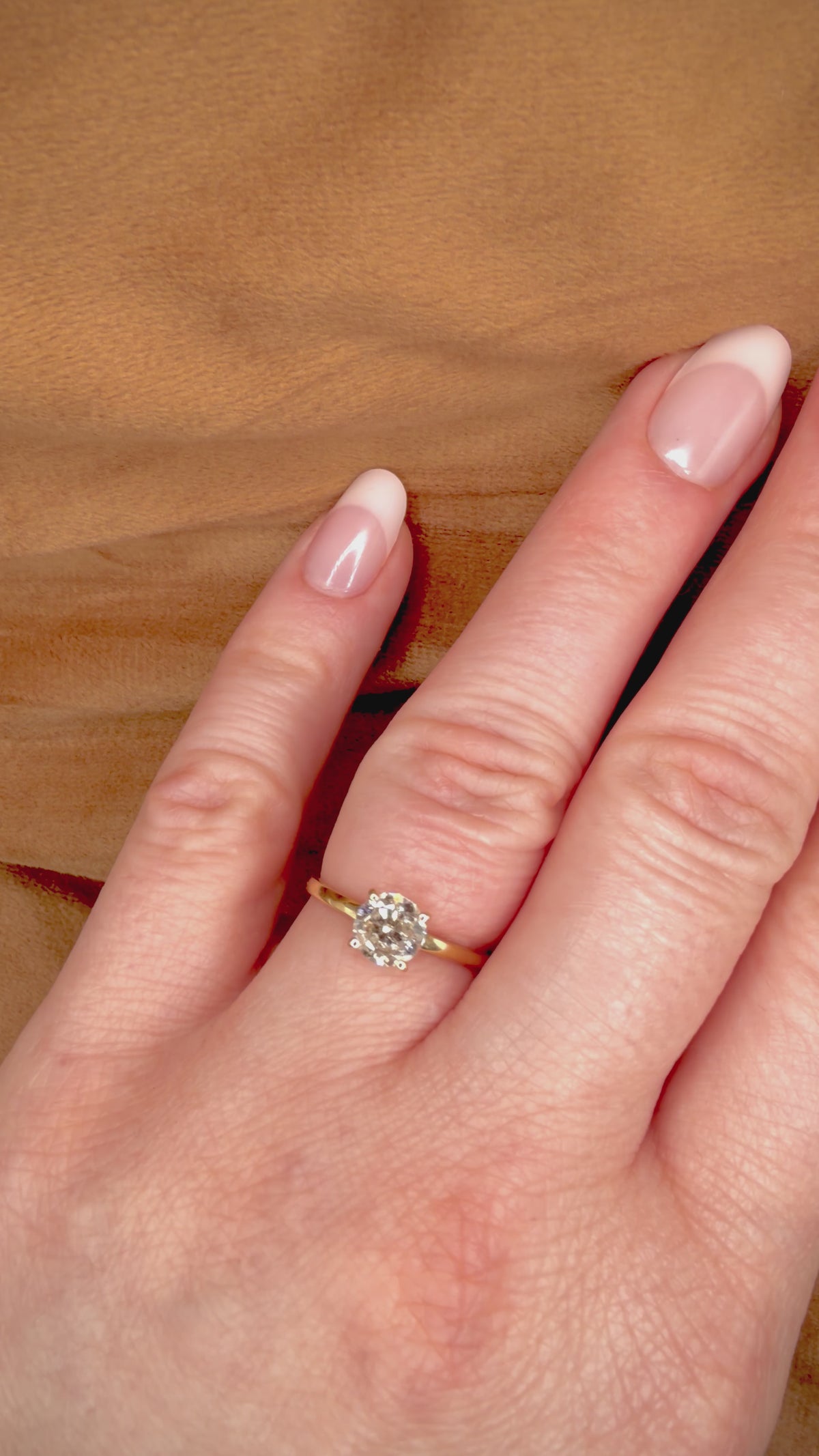 Luonnontimanttisormus noin 1,01 ct – Solitaire – 14K keltakulta sormessa videolla