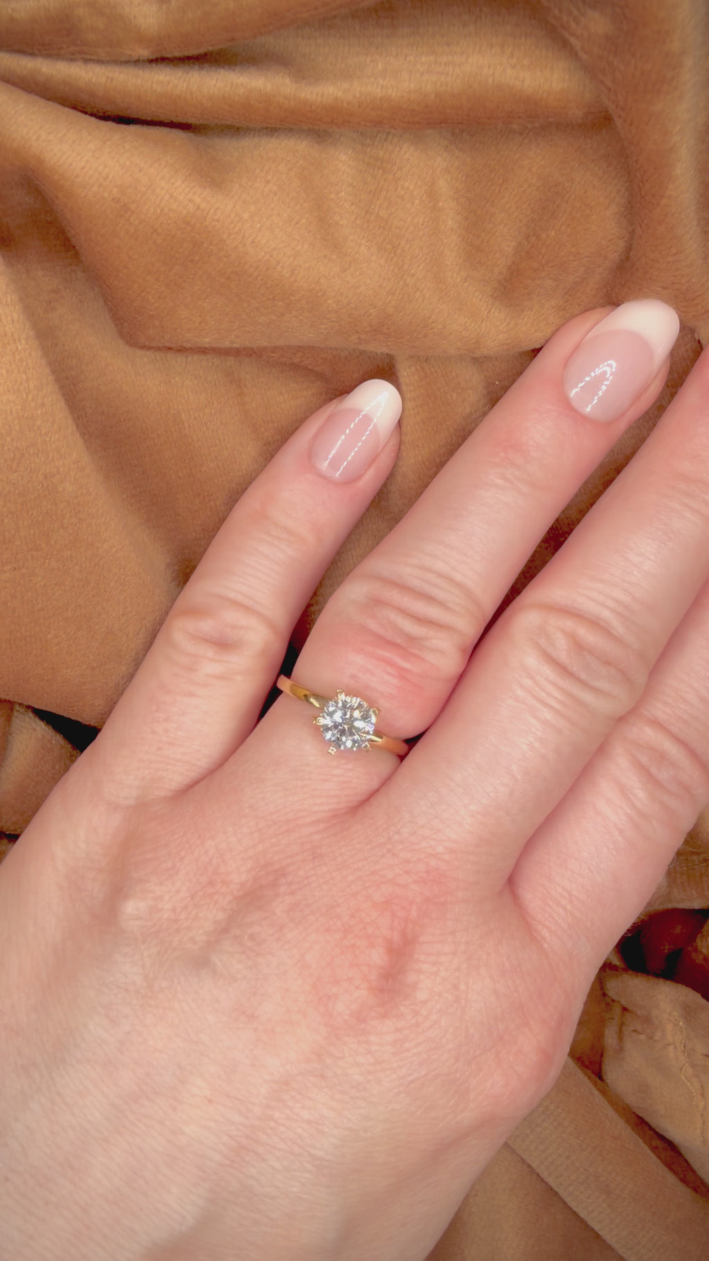 VK Signature Hidden Halo Crown – timanttisormus 1,11 ct, 14K keltakulta sormessa videolla