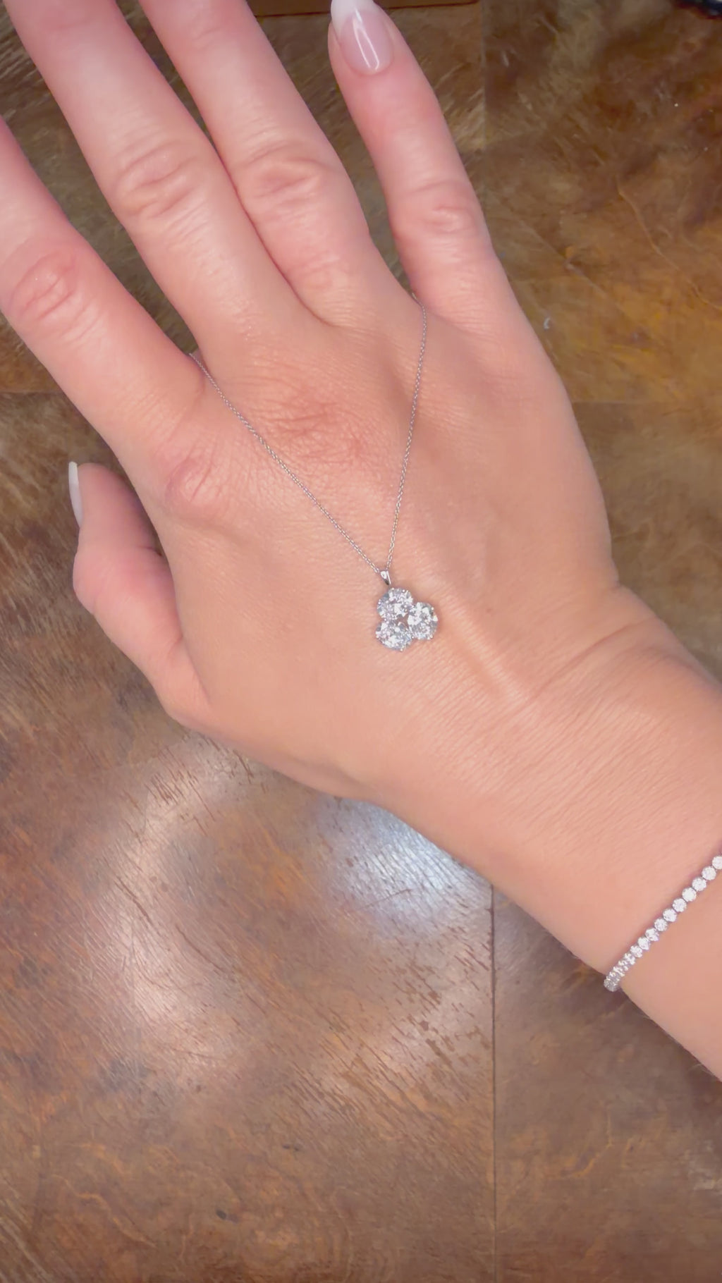 14K Valkokultainen Timanttiriipus 2,26 ct videolla kämmenselän päällä
