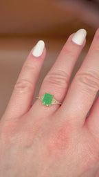 14k luonnonsmaragdisormus 1,61 ct videolla sormessa