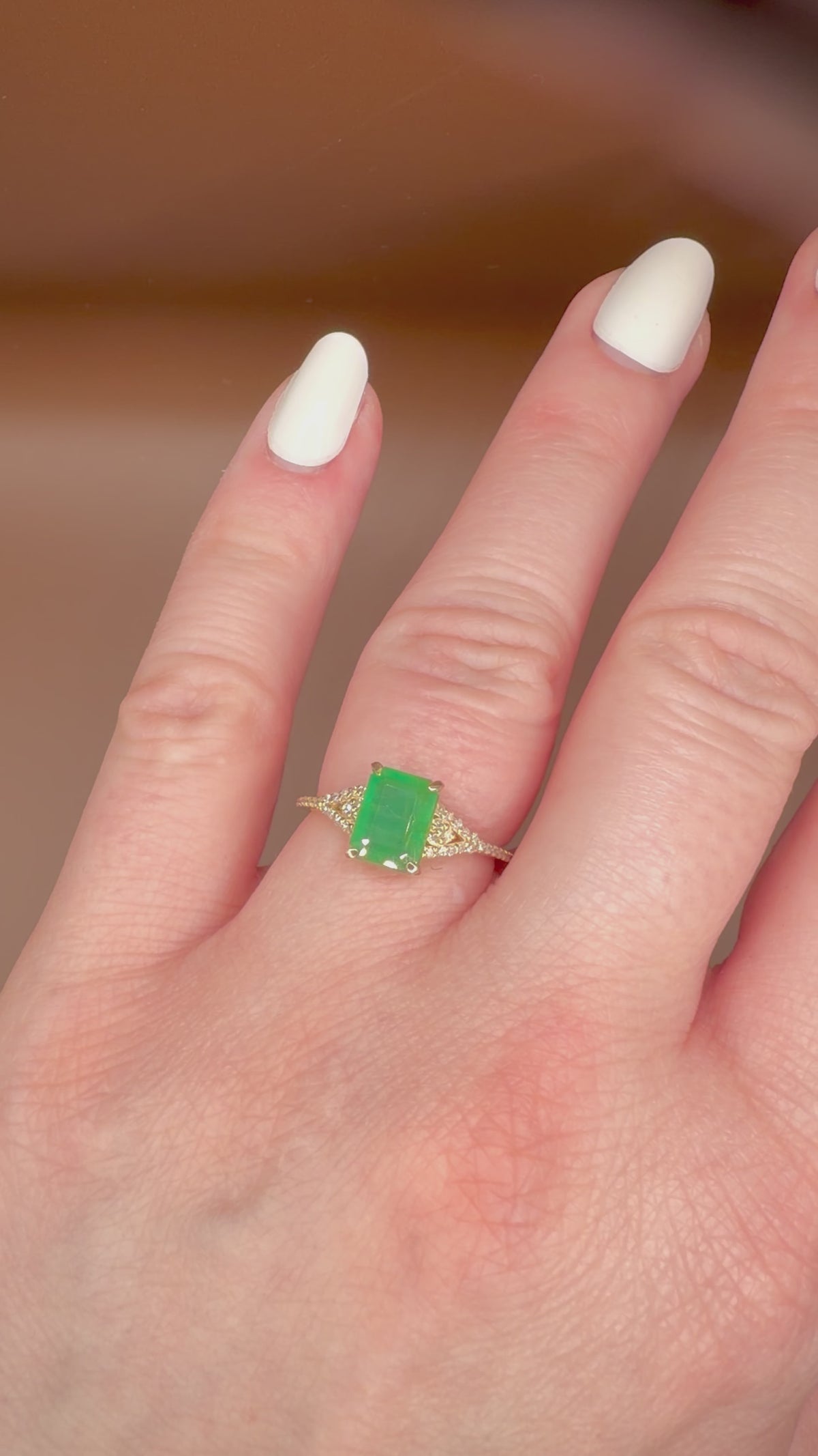 14k luonnonsmaragdisormus 1,61 ct videolla sormessa