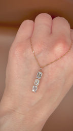 2,00 ct Emerald Cut -timanttikaulakoru kämmenselän päällä videolla