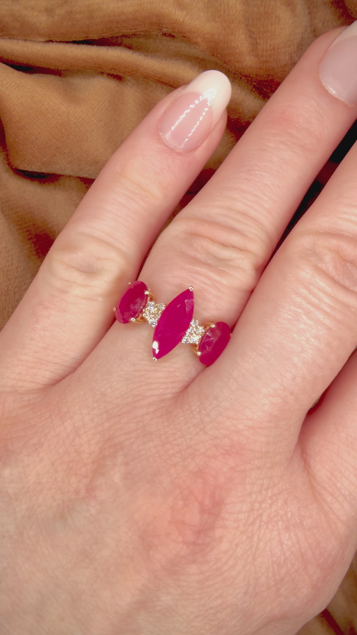 Vadelmanpunainen rubiini–timanttisormus 3,84 ct – 14K keltakulta, HRD sormessa videolla