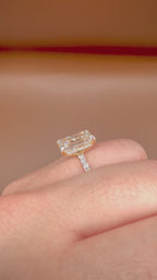 6,01 ct Emerald Cut -timanttisormus, E/VS1, 18K keltakulta, IGI videolla, sivuprofiili