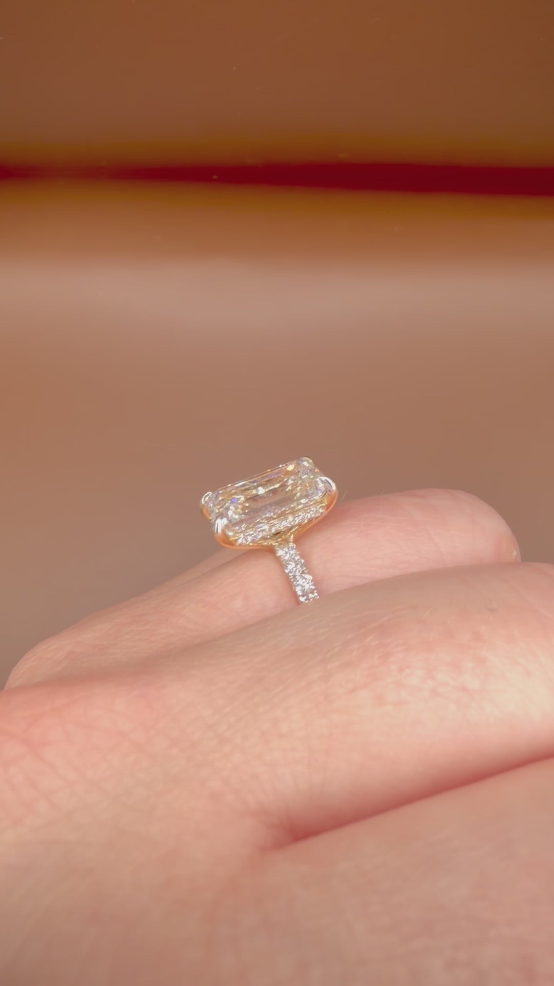 6,01 ct Emerald Cut -timanttisormus, E/VS1, 18K keltakulta, IGI videolla, sivuprofiili