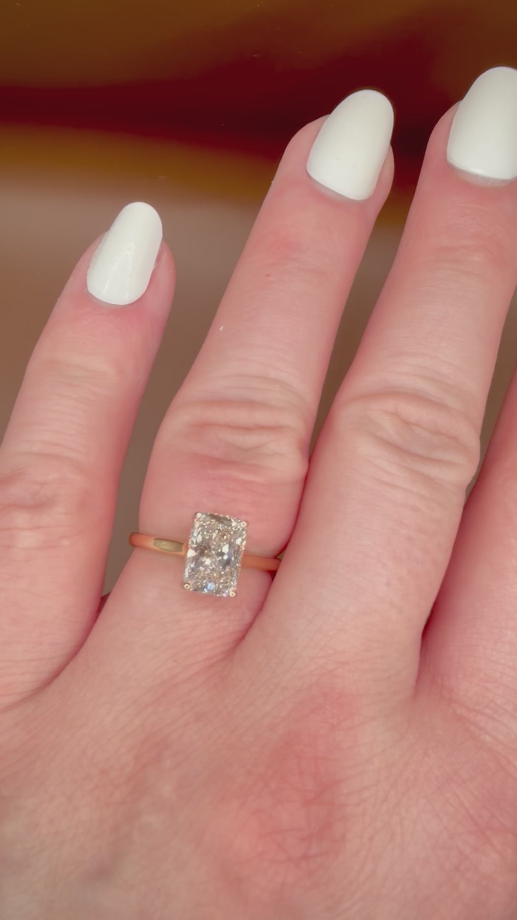 1,99 ct Radiant Cut Hidden Halo -timanttisormus, video sormuksesta sormessa