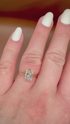 1,99 ct Radiant Cut Hidden Halo -timanttisormus, video sormuksesta sormessa