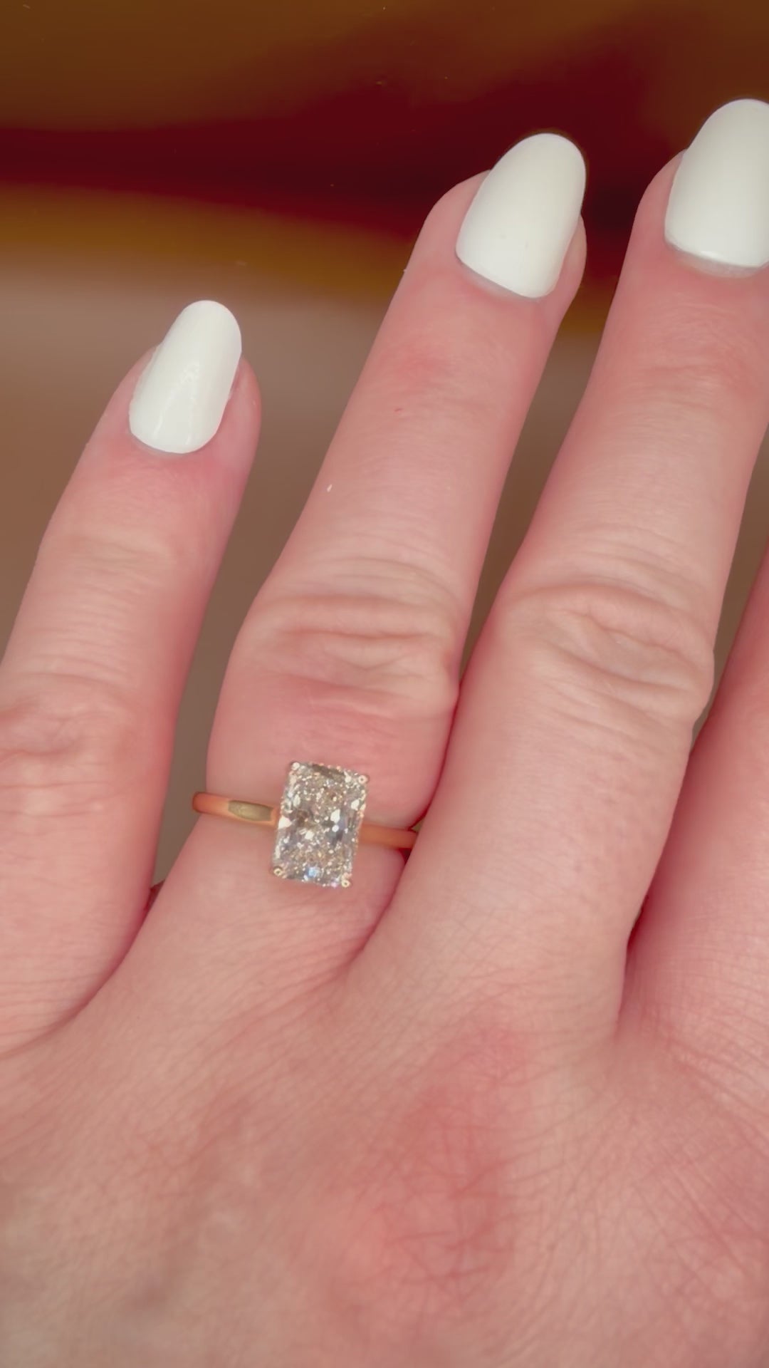 1,99 ct Radiant Cut Hidden Halo -timanttisormus, video sormuksesta sormessa