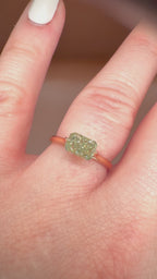 1,19 ct Fancy Vivid Green timanttisormus 14K ruusukulta sormessa videolla