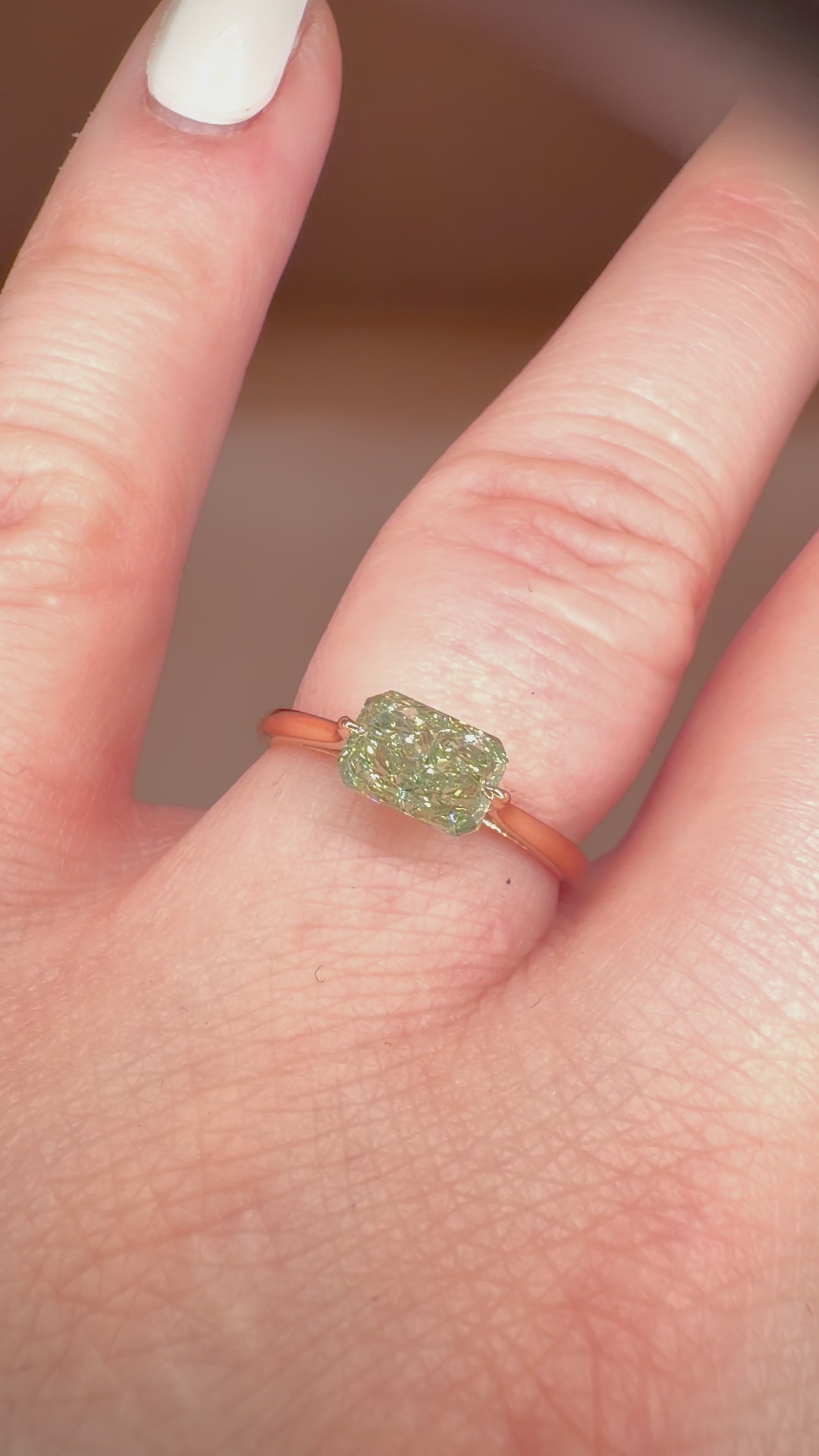 1,19 ct Fancy Vivid Green timanttisormus 14K ruusukulta sormessa videolla