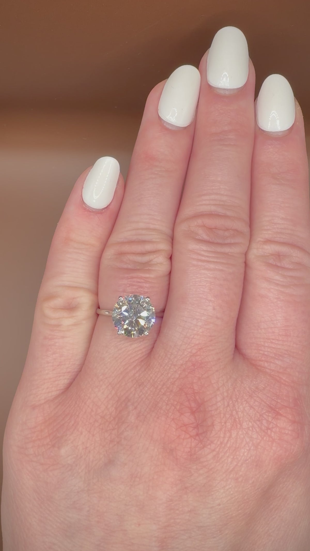4,01 ct solitaire-timanttisormus sormessa videolla