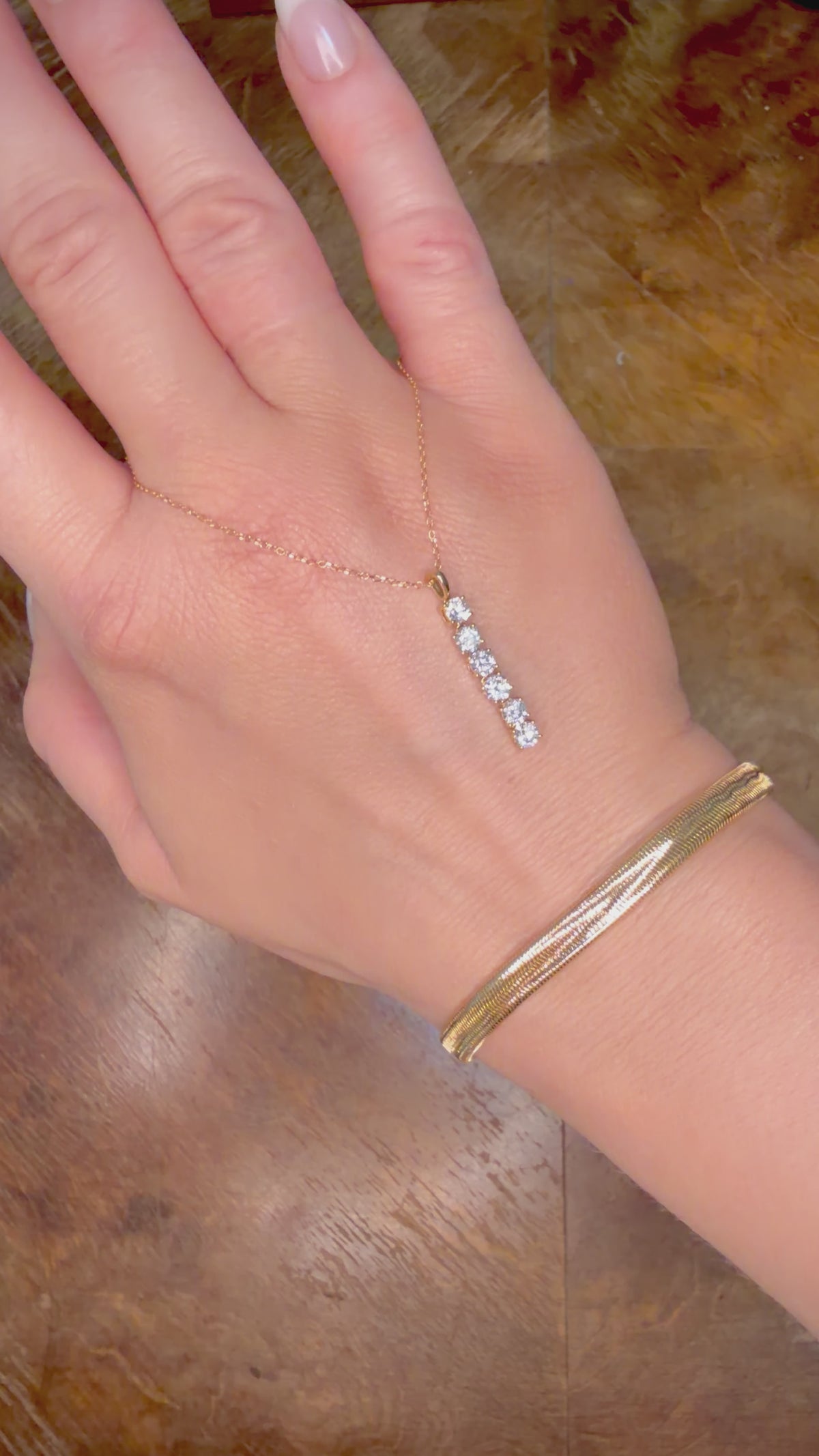 14K Timanttiriipus 1,08 ct & 18K Kultaketju videolla kämmenselän päällä