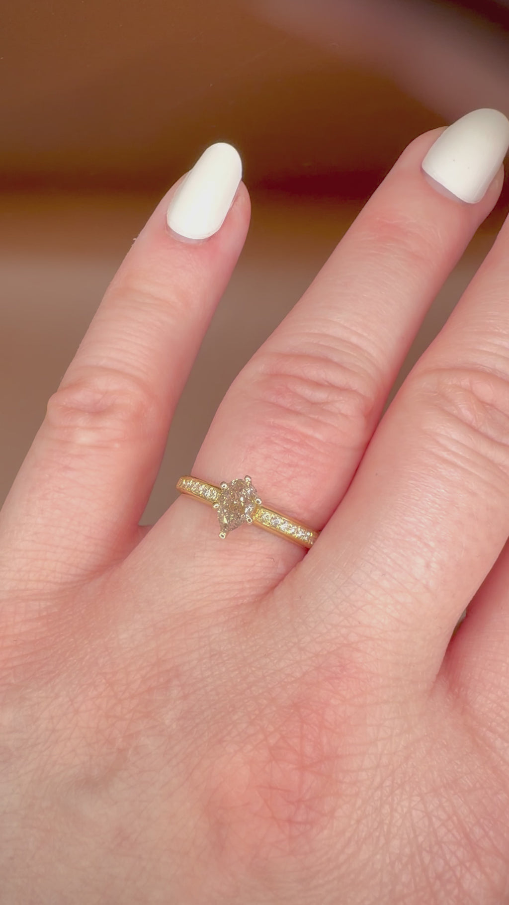 14K Keltakultainen Luonnontimanttisormus 0,62 ct sormessa videolla