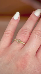 14K Keltakultainen Luonnontimanttisormus 0,62 ct sormessa videolla