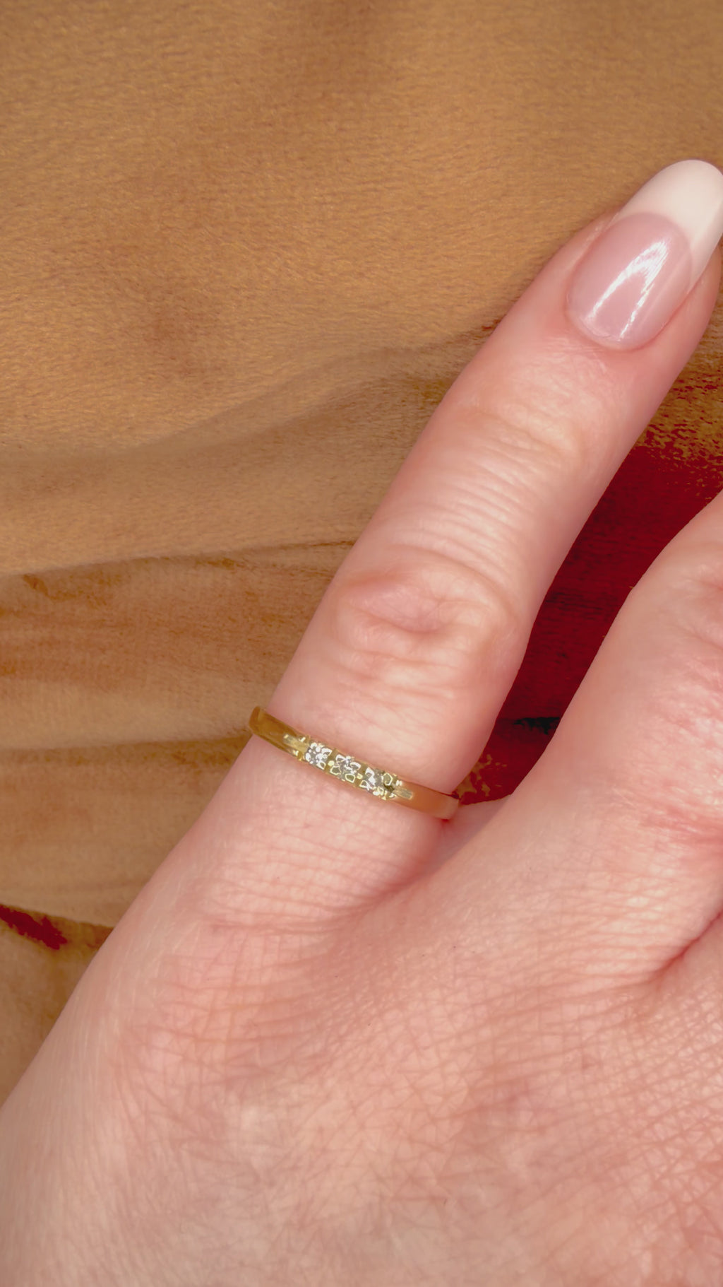 Vintage-timanttisormus kolmella timantilla – 14K keltakulta sormessa videolla