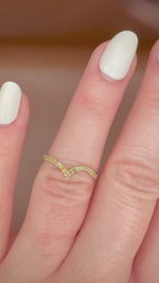 14K Chevron timanttisormus 0,38 ct – Keltakulta videolla sormessa