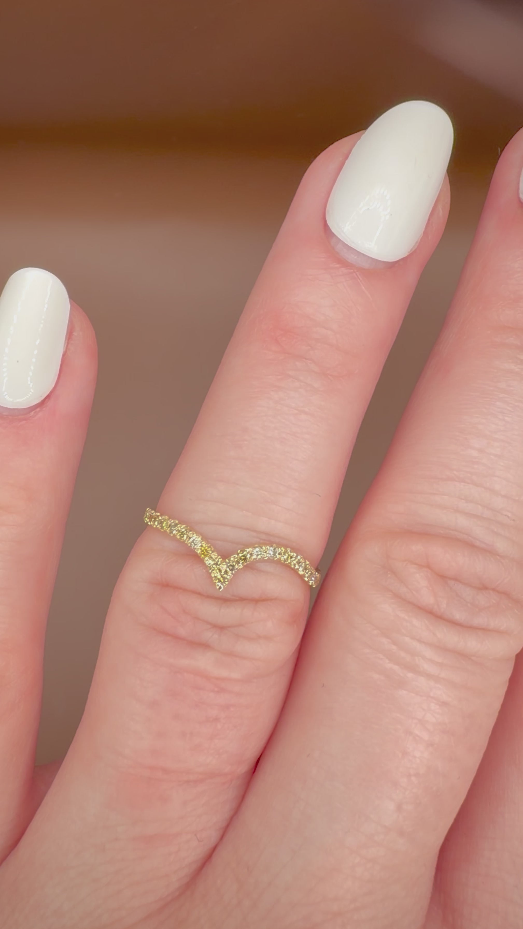 14K Chevron timanttisormus 0,38 ct – Keltakulta videolla sormessa