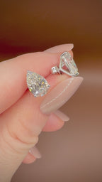 3,00 ct Pear Cut -timanttikorvakorut kädessä videolla