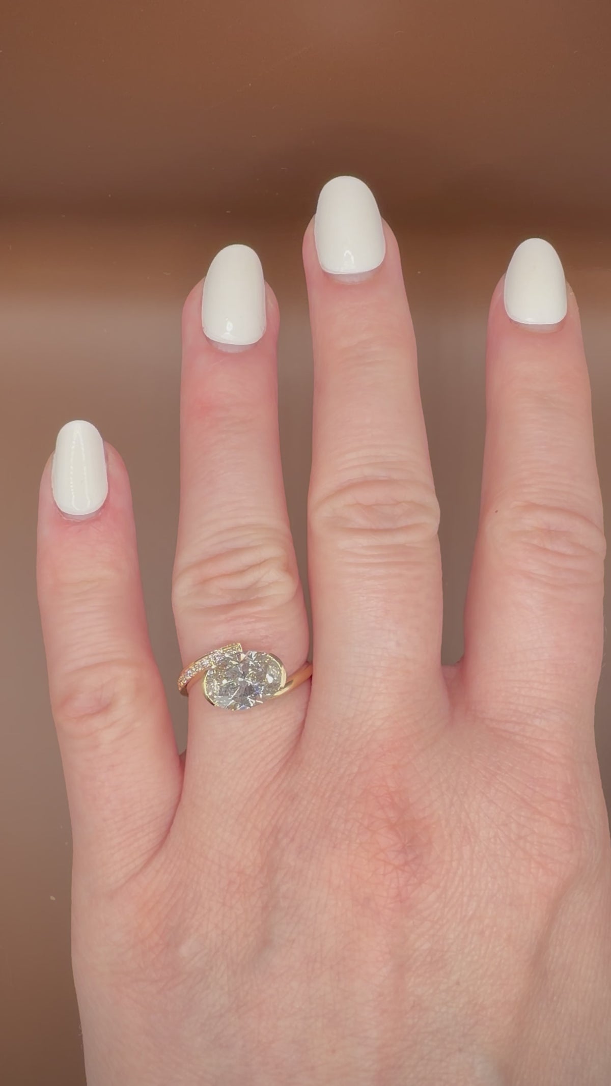 2,80 ct East–West ovaali-timanttisormus sormessa videolla
