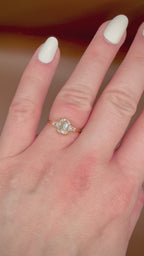 1,20 ct Emerald Cut trilogy-timanttisormus sormessa videolla