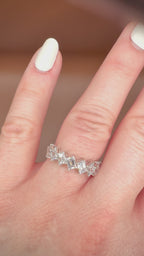 14K valkokultainen timanttisormus 2,01 ct – Emerald Cut – E–F/VVS – HRD videolla sormessa