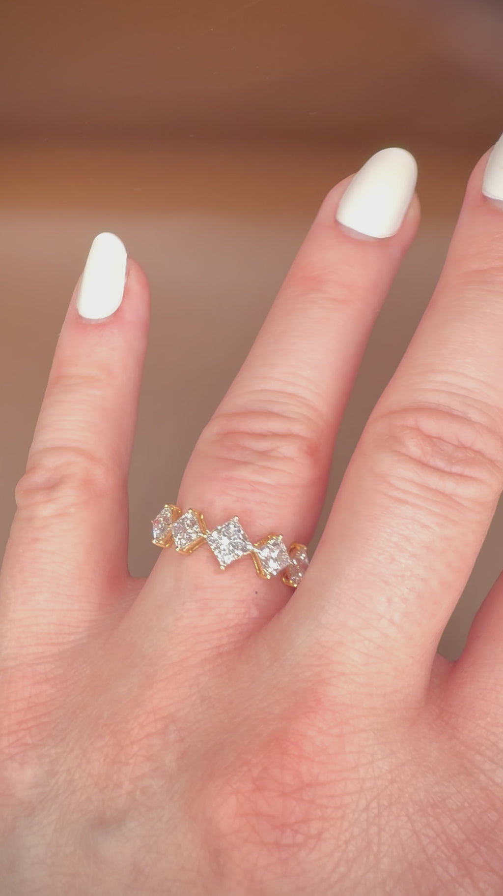 2,26 ct Princess Timanttisormus – 14K Keltakulta | HRD Antwerp Jewellery Report videolla sormessa