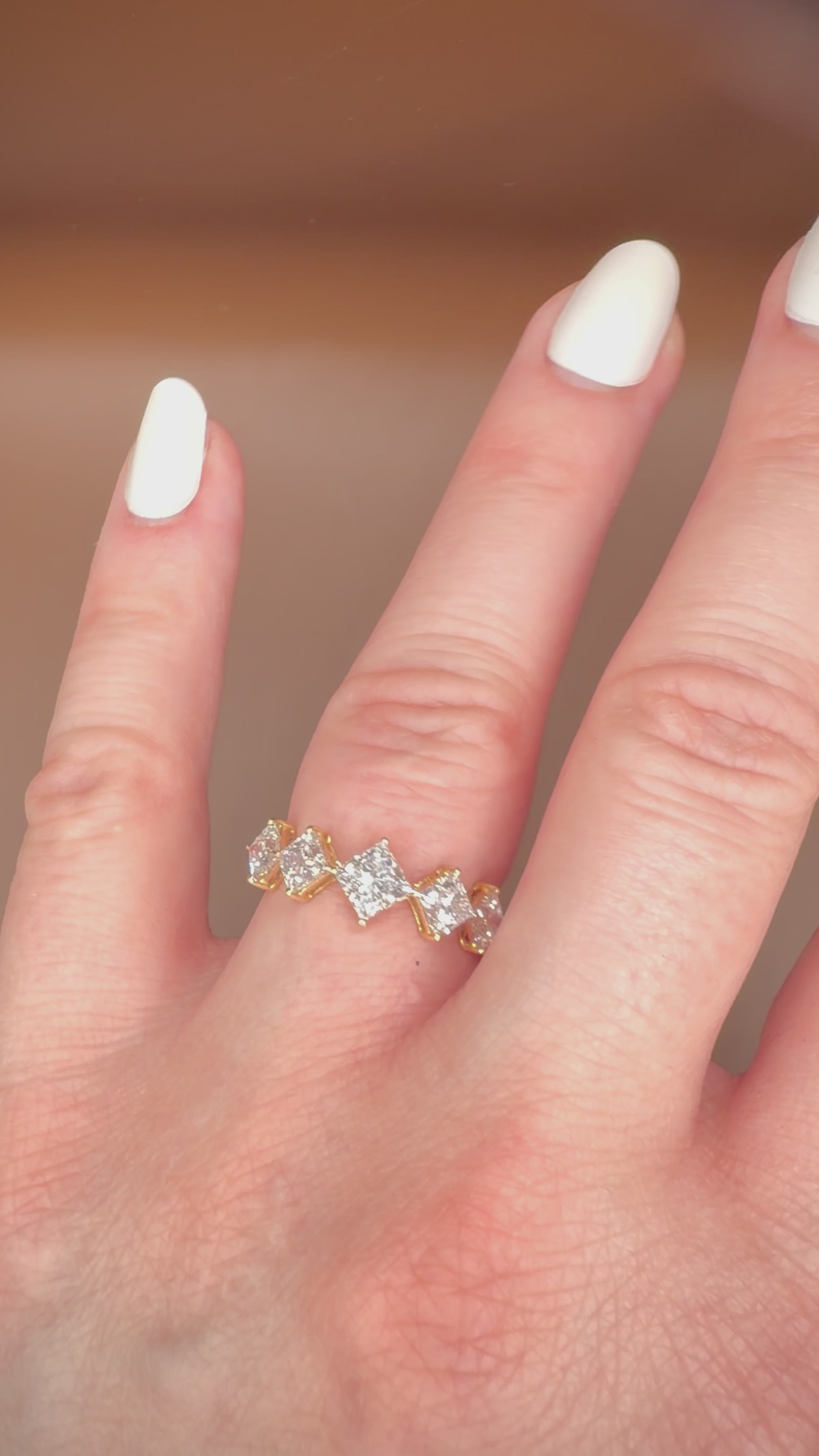 2,26 ct Princess Timanttisormus – 14K Keltakulta | HRD Antwerp Jewellery Report videolla sormessa