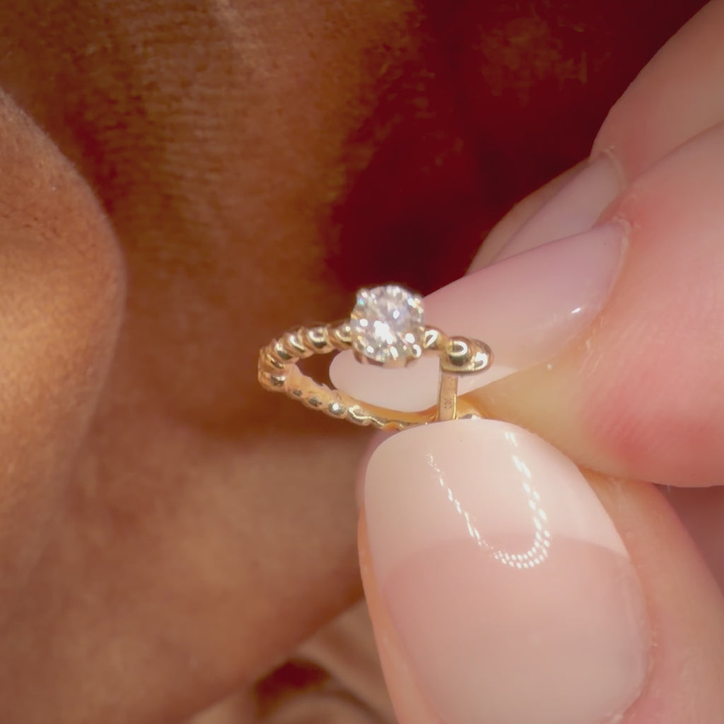 14K kultaiset luonnontimanttikorvakorut 0,22 ct videolla