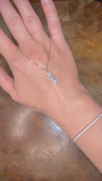 14K Valkokultainen Timanttiriipus 2,00 ct & 14K Valkokultaketju videolla kämmenselän päällä