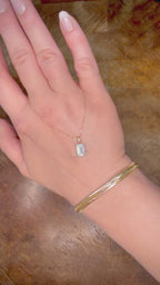 14K Timanttiriipus 2,02 ct Emerald Cut & 18K Kultaketju videolla kämmenselän päällä