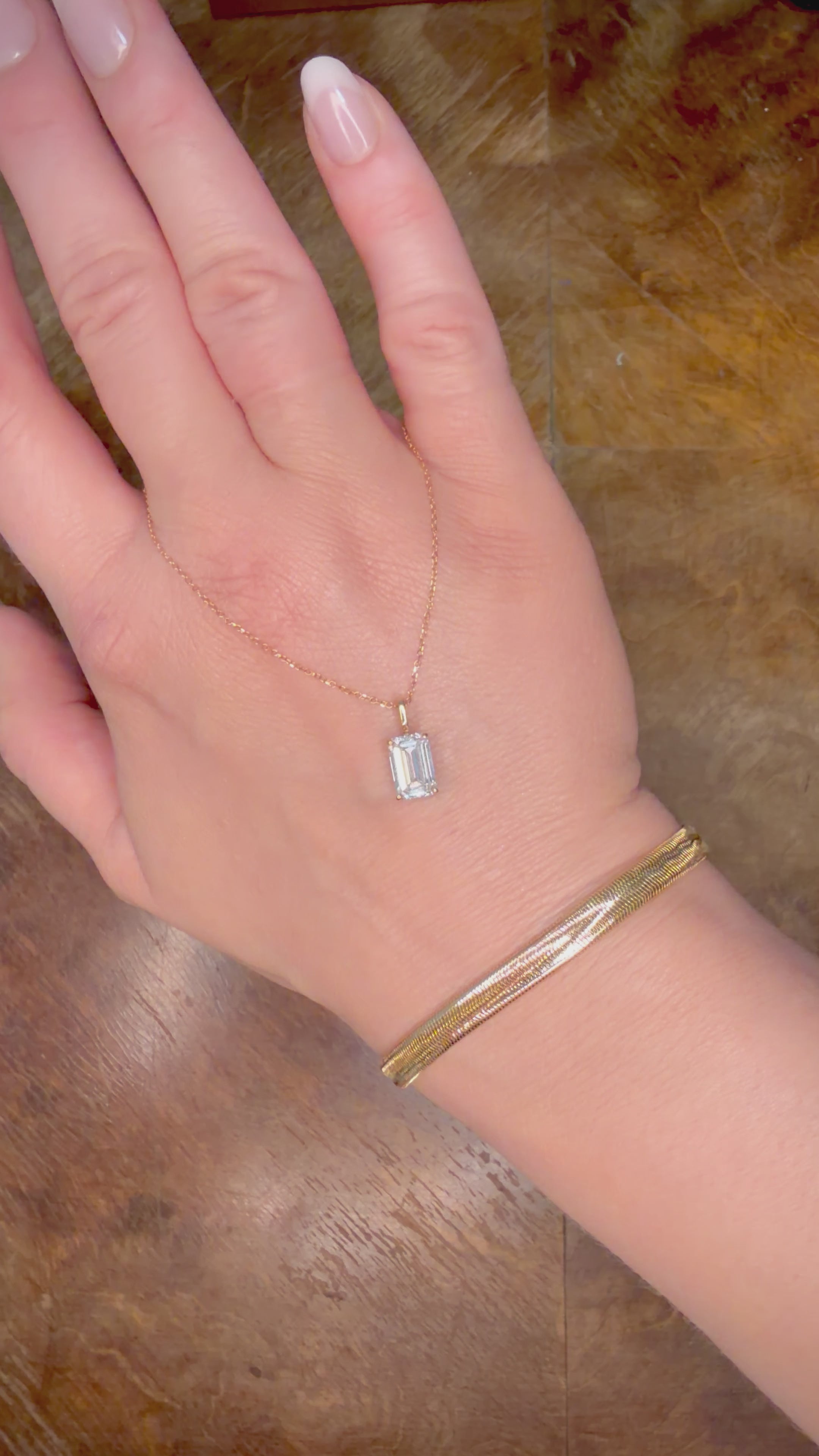 14K Timanttiriipus 2,02 ct Emerald Cut & 18K Kultaketju videolla kämmenselän päällä