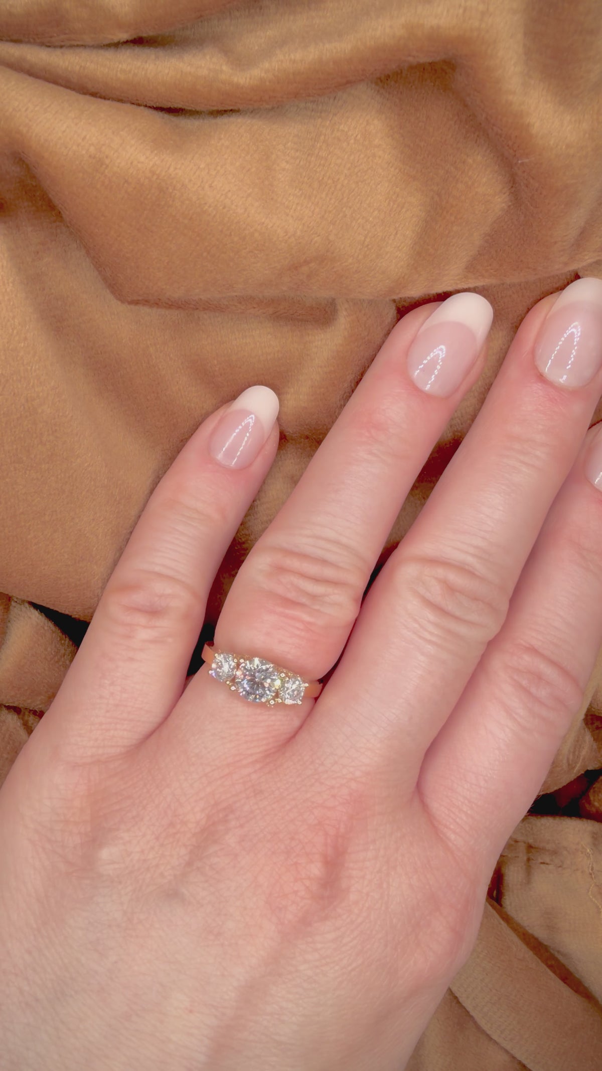 VK Signature Collection – Trilogy-timanttisormus 1,77 ct – 14K keltakulta sormessa videolla