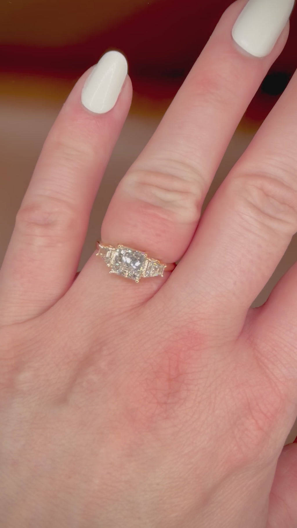 1,69 ct Princess Cut trilogy-timanttisormus sormessa videolla