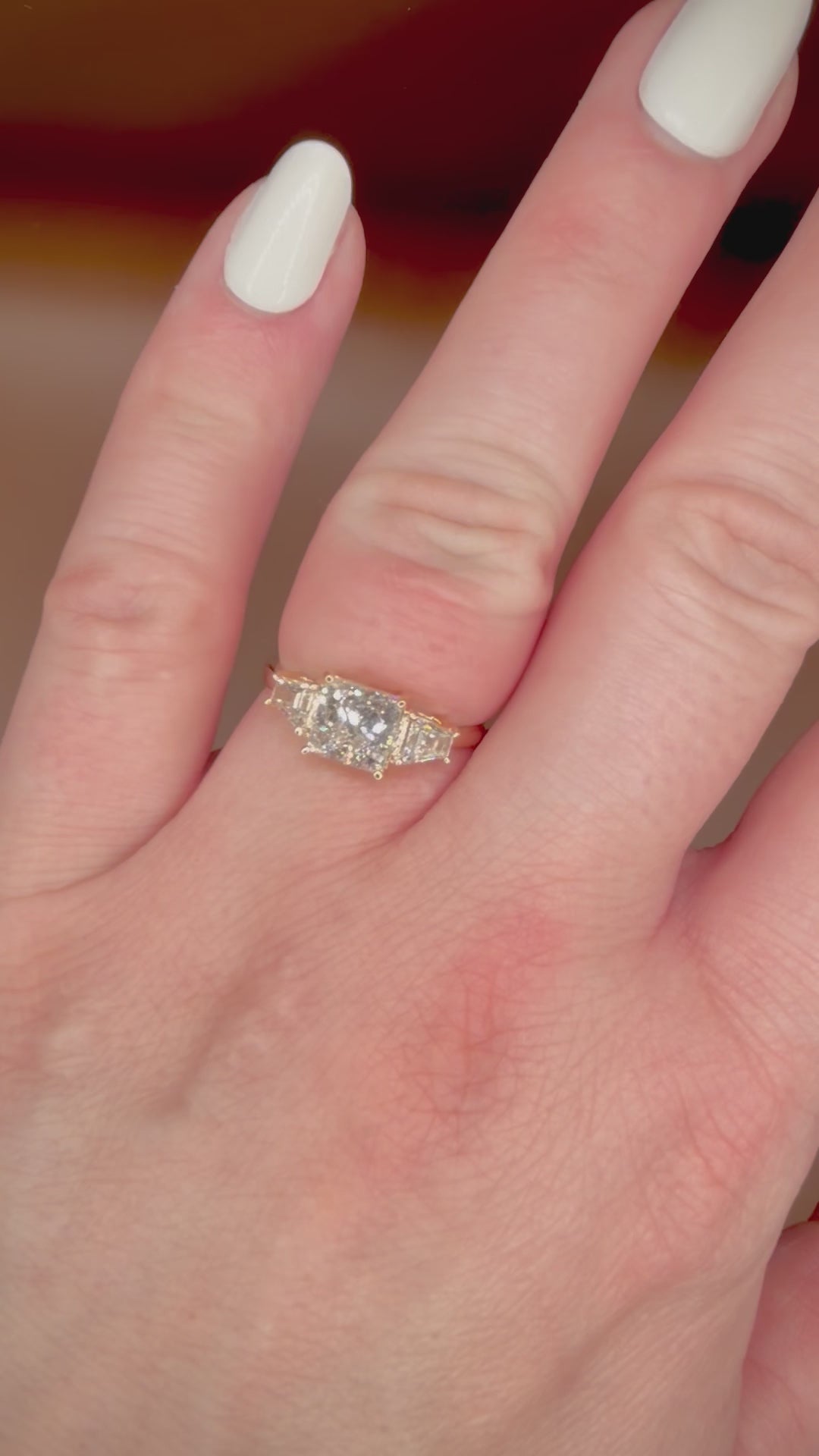 1,69 ct Princess Cut trilogy-timanttisormus sormessa videolla