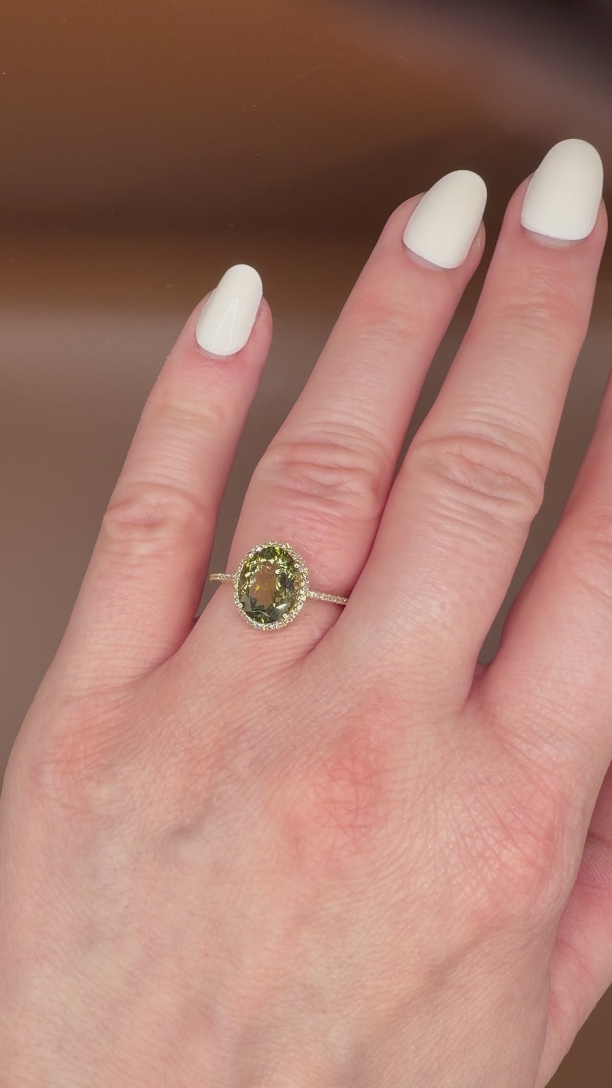 Luonnollinen turmaliinisormus 2,59 ct 14K keltakultaa sormessa videolla